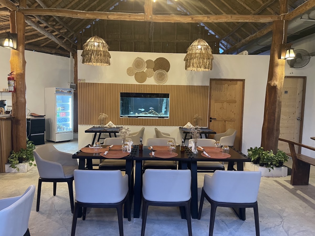 Cozy interior dining room with aquarium at Pizza Sondrio