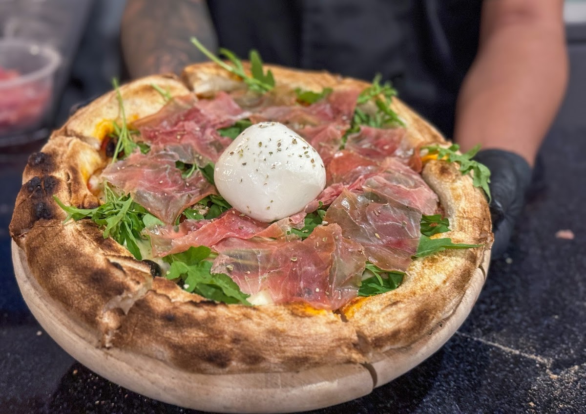 Prosciutto e Burrata pizza freshly made at Pizza Sondrio